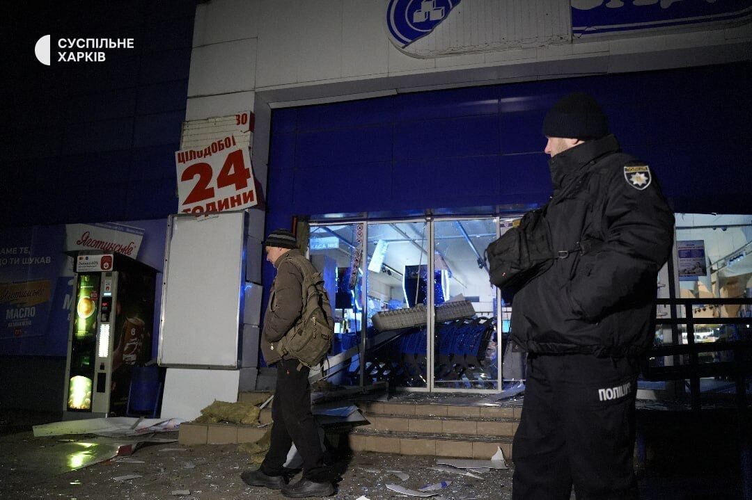 Пожежа в житловому будинку, вибиті шибки та постраждалі - наслідки нічної атаки на Харків