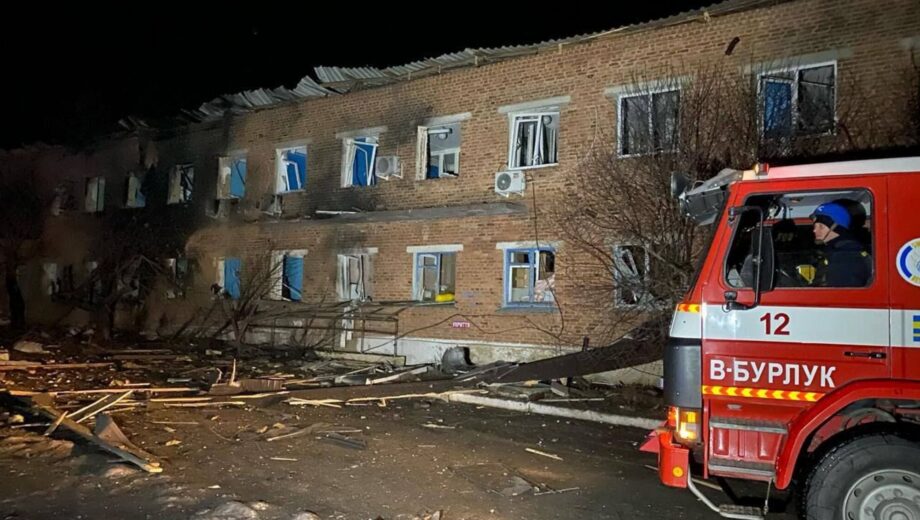 Враг ударил управляемой авиабомбой по больнице в селе Большой Бурлук на Харьковщине