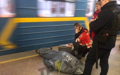 В Киеве на станции метро »Академгородок» пассажир упал на пути: медики константировали смерть