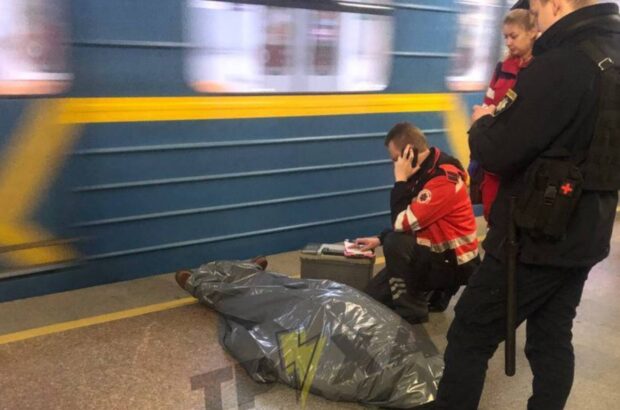 У Києві на станції метро ”Академмістечко” пасажир упав на колії: медики константували смерть