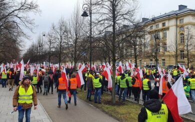 У Варшаві перед офісом прем’єра Туска протестувальники палять шини