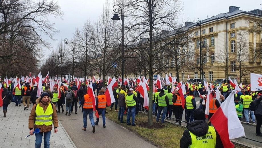 В Варшаве перед офисом премьера Туска протестующие жгут шины