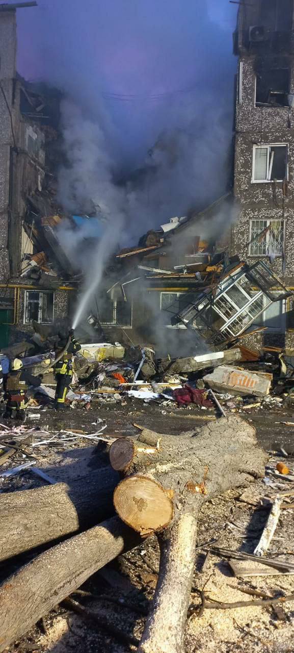 В Сумах ''шахед'' попал в многоквартирный дом, последствия уточняются (фото)