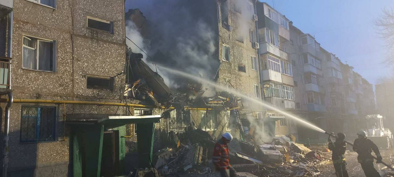 У Сумах ''шахед'' влучив у багатоквартирний будинок, наслідки уточнюються (фото)