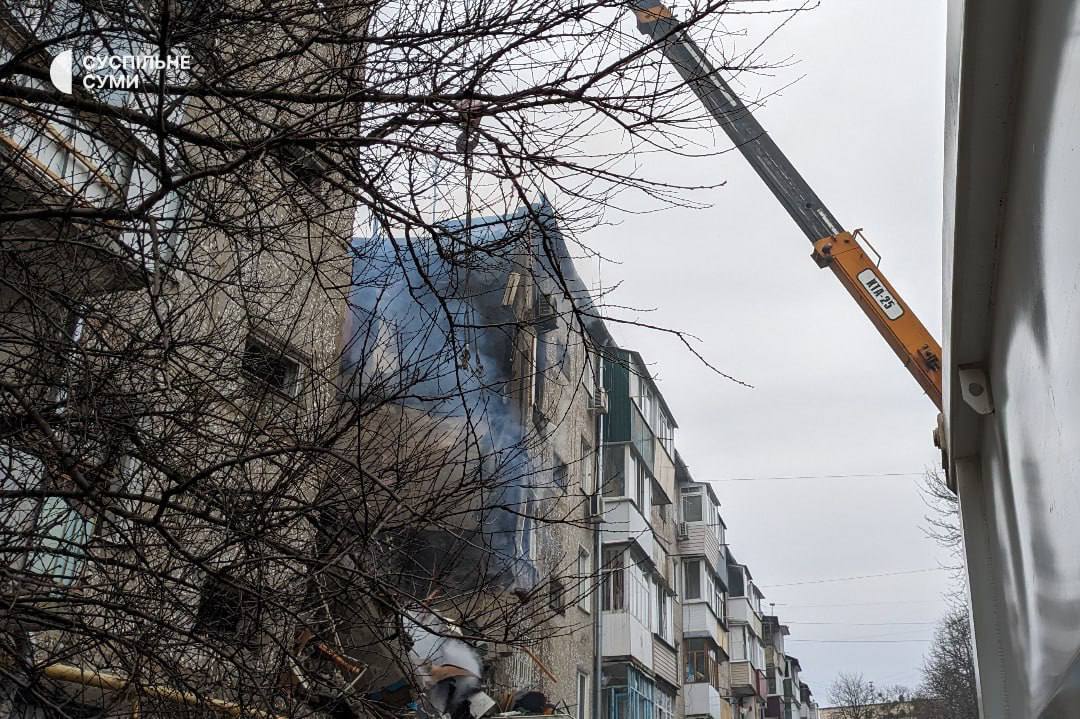 У Сумах ''шахед'' влучив у багатоквартирний будинок, наслідки уточнюються (фото)