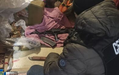 Продавали криміналітету ”трофейну” російську зброю та вибухівку: СБУ викрила чорних зброярів