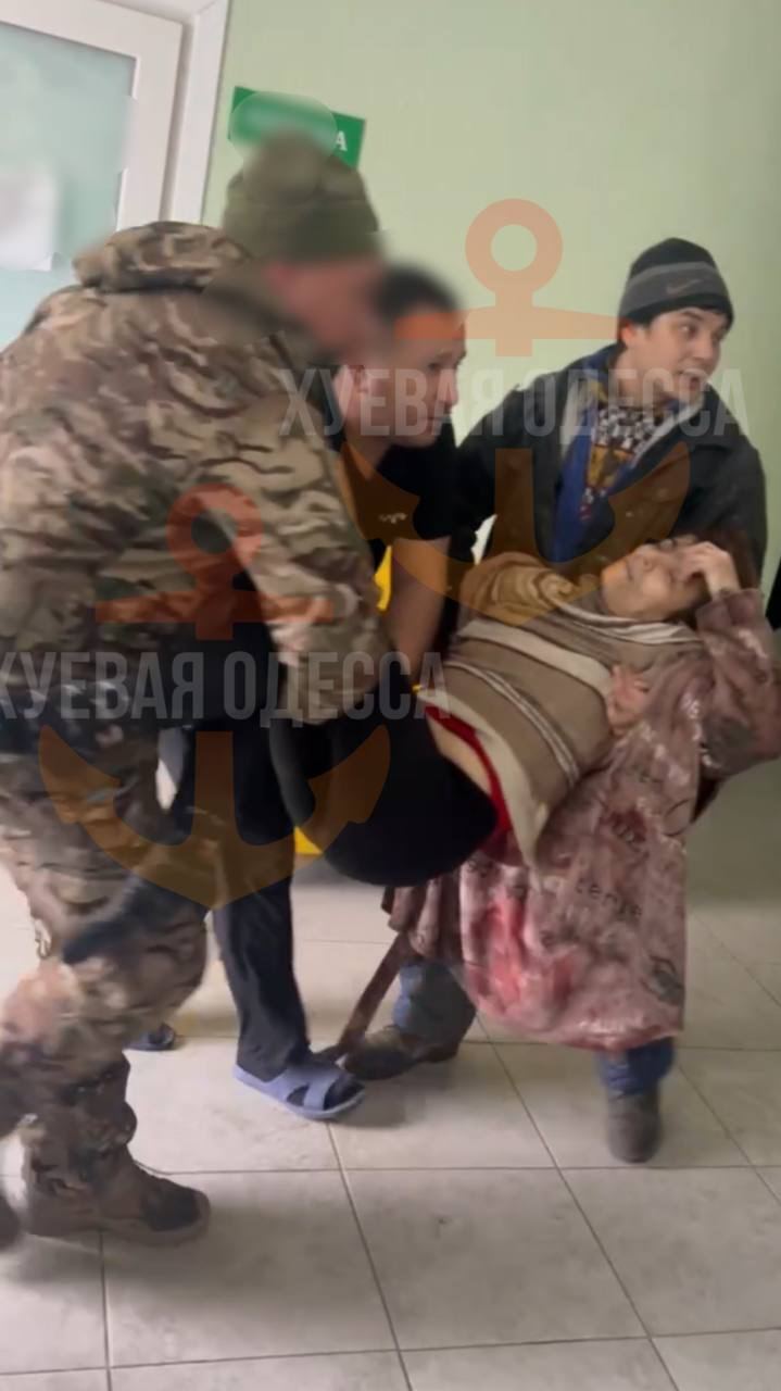 В Одесі повідомляється про вибухи: знову влучання в житловий будинок 