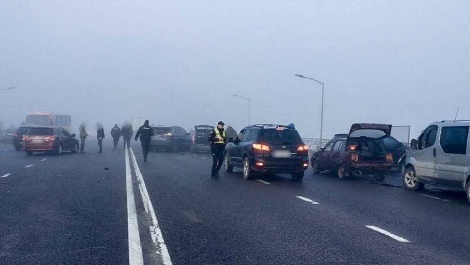 Масштабні ДТП на в’їзді до Львова: зіштовхнулися 25 автомобілів (відео)