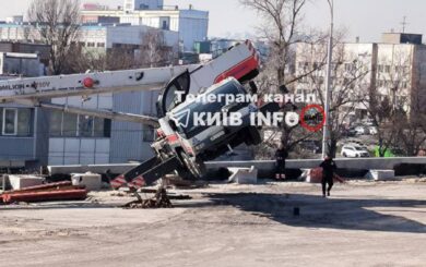 В Киеве упал строительный кран