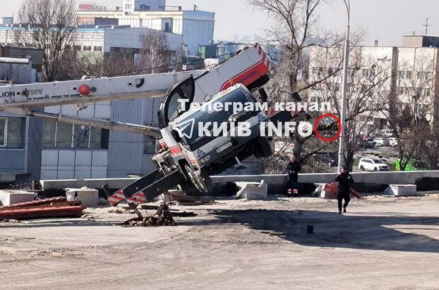 В Киеве упал строительный кран