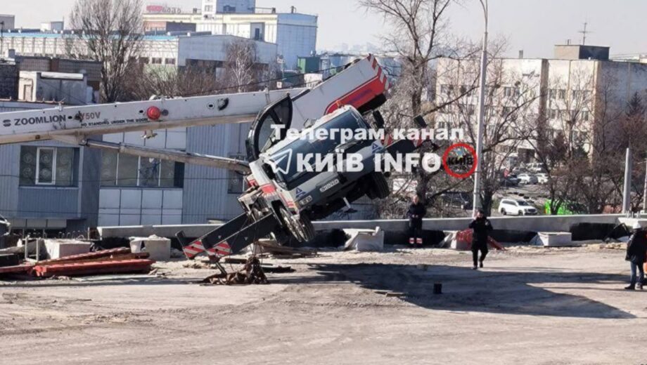 В Киеве упал строительный кран