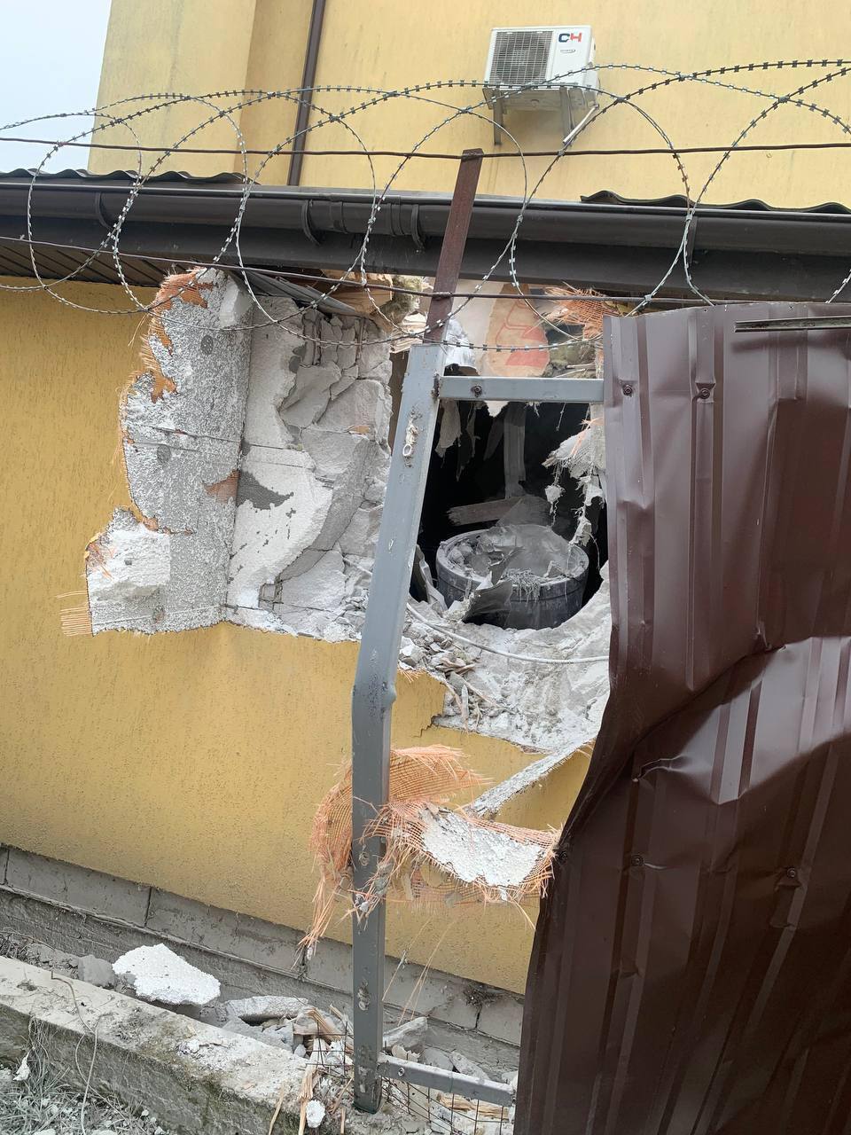 В Києві чути вибухи: на Печерську пошкоджено будинок