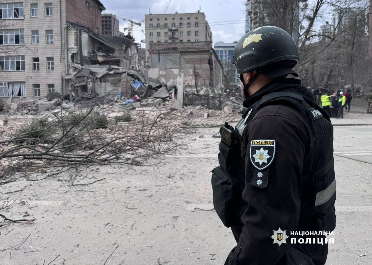 У Києві триває розбір завалів приміщень Академії декоративно-прикладного мистецтва і дизайну (фото)