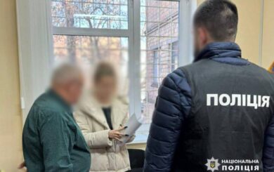 Відстрочка від мобілізації за 300 доларів: працівнику ТЦК у Києві повідомлено про підозру