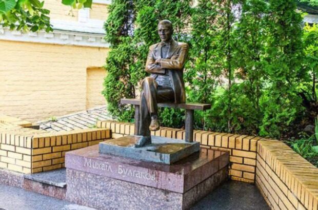 Институт национальной памяти признал памятник Булгакову российской пропагандой