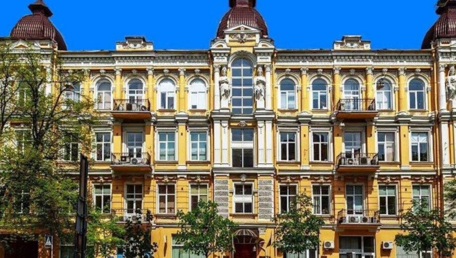 У Госпсуді Києва під час війни затіяли ремонт історичного фасаду за пів мільйона (фото, відео)