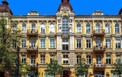 В Хозсуде Киева во время войны затеяли ремонт исторического фасада за полмиллиона (фото, видео)
