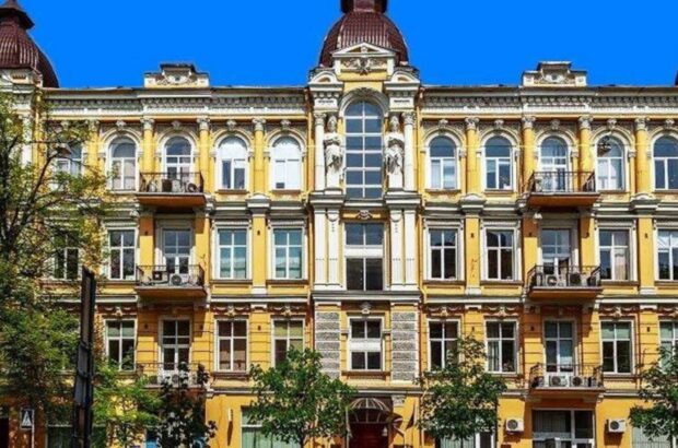 В Хозсуде Киева во время войны затеяли ремонт исторического фасада за полмиллиона (фото, видео)