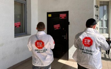Тікали чорним ходом: на столичному Печерську викрили черговий шахрайський кол-центр (фото)