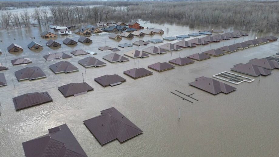 В Оренбурзі через прорив греблі оголошена масова евакуація (фото, відео)