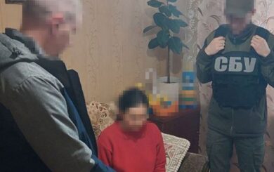 Жінка, яка шукала сюжети для пропаганди кремля, опинилась під вартою за виправдання воєнних злочинів росії