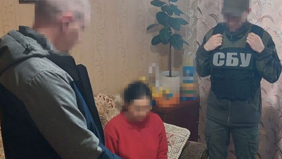 Жінка, яка шукала сюжети для пропаганди кремля, опинилась під вартою за виправдання воєнних злочинів росії
