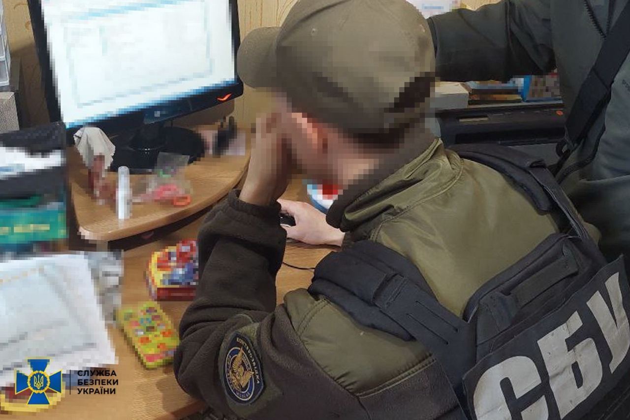 Жінка, яка шукала сюжети для пропаганди кремля, опинилась під вартою за виправдання воєнних злочинів росії