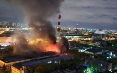 В Москве четыре часа тушили пожар на предприятии по выработке искусственного камня