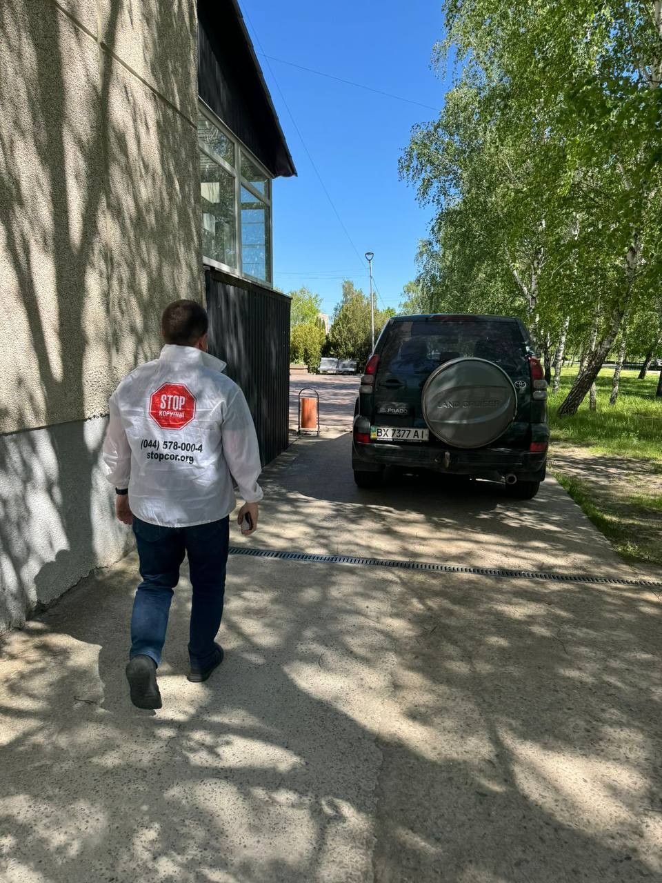Убегал от прессы на элитном внедорожнике: мэр Нетешина Супрунюк едва не сбил журналистку СтопКора (видео)