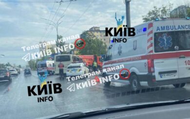 ДТП у Києві: маршрутка влетіла у вантажівку на Воскресенському проспекті (оновлено)