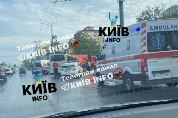 ДТП в Киеве: маршрутка влетела в грузовик на Воскресенском проспекте (обновлено)