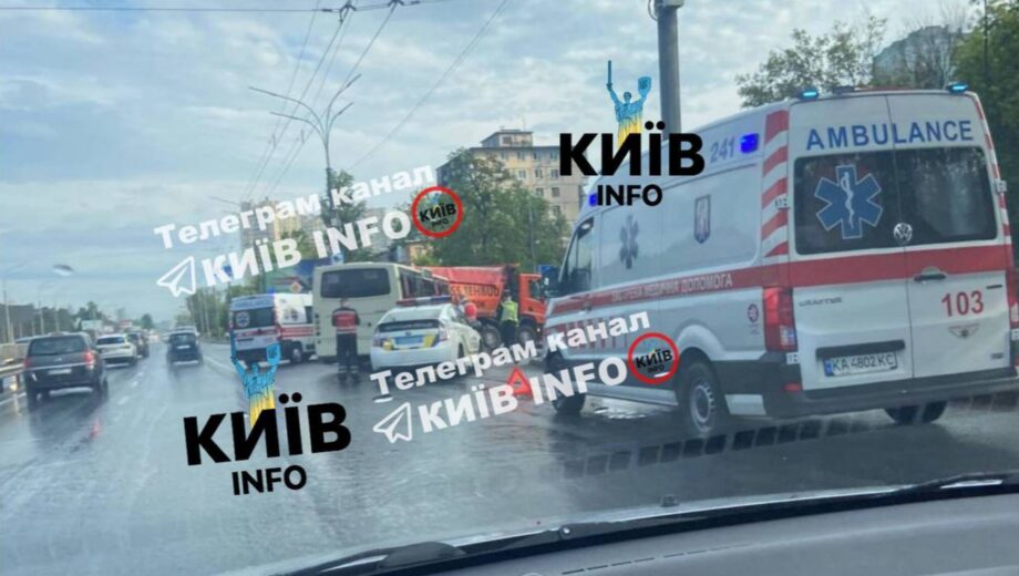ДТП у Києві: маршрутка влетіла у вантажівку на Воскресенському проспекті (оновлено)