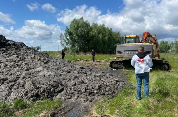 Намывают песок в »изумрудной сети»: журналисты обнаружили, вероятно, незаконную точку добычи под Киевом