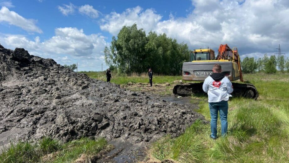 Намывают песок в »изумрудной сети»: журналисты обнаружили, вероятно, незаконную точку добычи под Киевом