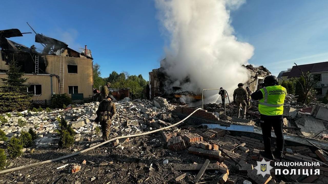 Харьков под обстрелом: двое пострадавших, пожар и разрушения от российских снарядов