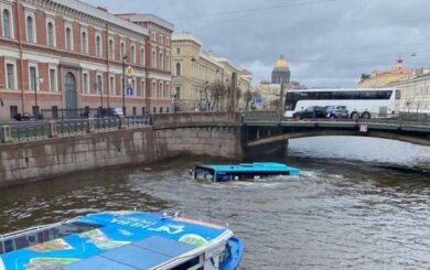 Автобус з пасажирами впав у річку в Санкт-Петербурзі: одна людина загинула, четверо поранені (відео)