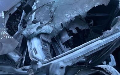Ворожий FPV-дрон атакував поліцейське авто під час евакуації людей із Вовчанська (фото)