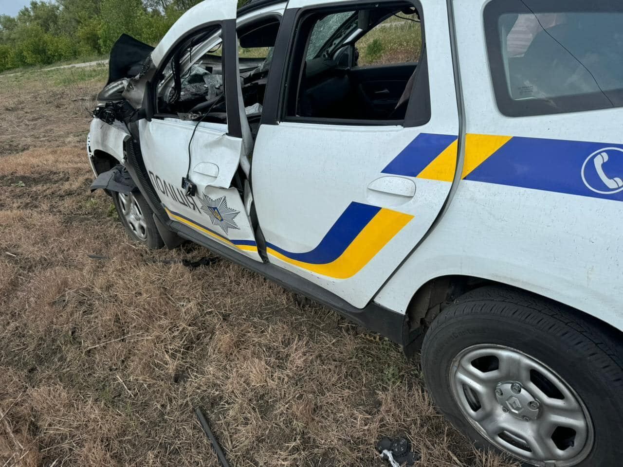 Вражеский FPV-дрон атаковал полицейский автомобиль во время эвакуации людей из Волчанска (фото)