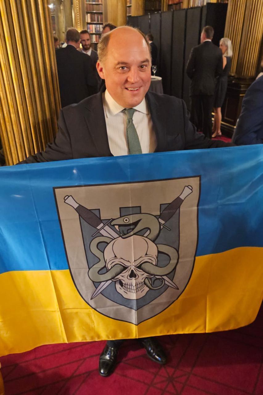Экс министр обороны Британии Бен Воллес с украинским флагом