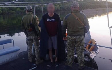 Влюбленный »Ромео в плавках» направлялся на свидание к украинке, прикордорнники остановили Аквамена