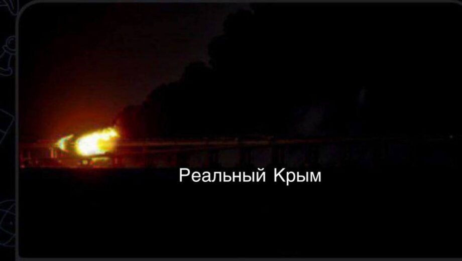 Крымский мост перекрывали из-за взрывов в Керчи, пострадали паромы