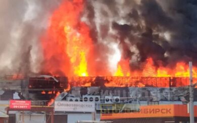 В Новосибирске масштабный пожар охватил склад на 4500 кв. м