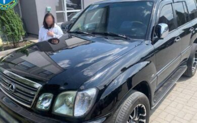У Києві працівники одного з банків зняли з рахунків клієнтів понад 169 тисяч доларів та спробували втекти