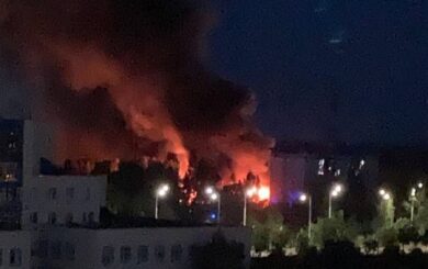 У Києві на Троєщині рятувальники ліквідували масштабну пожежу