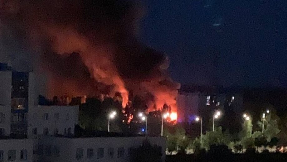 В Киеве на Троещине спасатели ликвидировали масштабный пожар