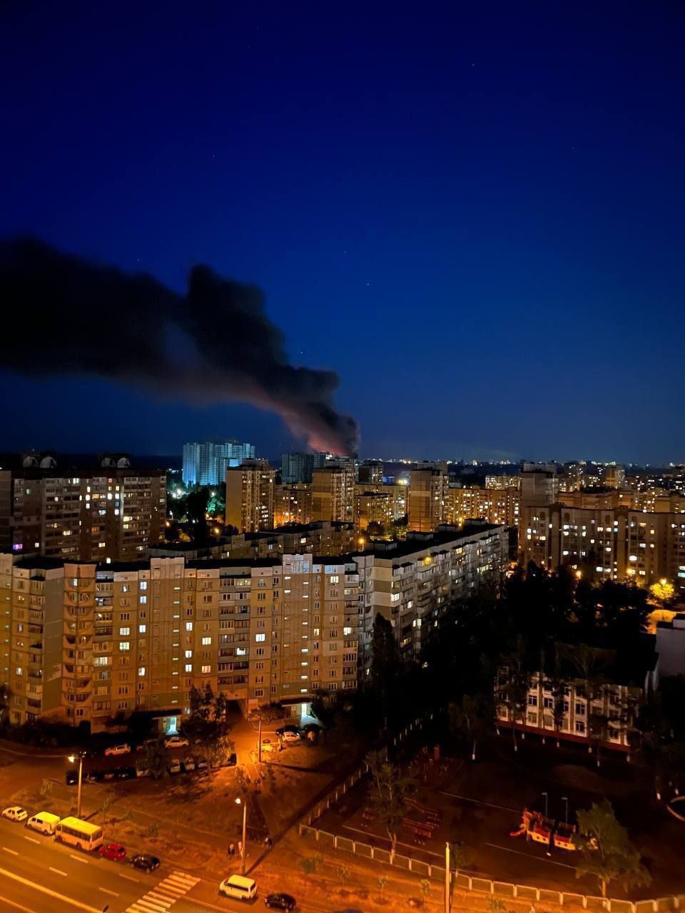 У Києві на Троєщині рятувальники ліквідували масштабну пожежу
