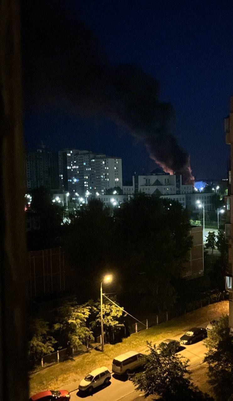 У Києві на Троєщині рятувальники ліквідували масштабну пожежу