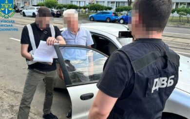 Надавав фальшиві довідки про перебування машин на військовому обліку: викрито посередника МВС