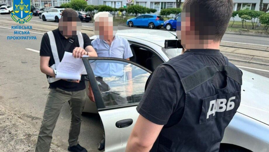 Надавав фальшиві довідки про перебування машин на військовому обліку: викрито посередника МВС