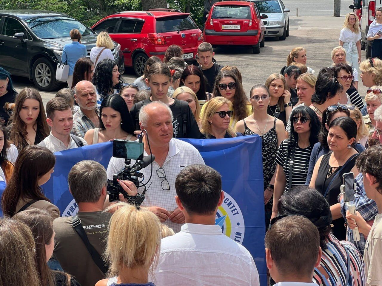 ''Руки прочь от ДУИТ'': студенты и преподаватели - против кулуарного решения МОН о реорганизации вуза (фото)